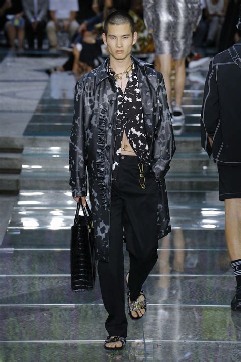 versace ss19 men& 39|Versace Spring 2019 Menswear Fashion Show .